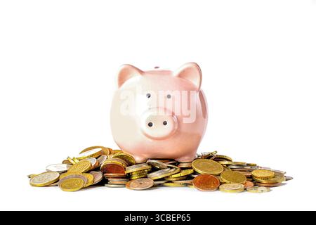 Piggybank rose sur pièces isolées sur fond blanc. Concept commercial ou financier Banque D'Images