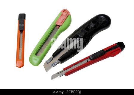 Les couteaux pour la découpe du papier de différentes couleurs et tailles Banque D'Images