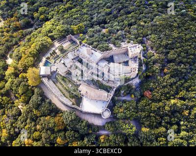 25 octobre 2021, Gérone, Espagne : Château de Requesens entouré de forêt, pic du massif de Neulos Albera, Alt Emporda, province de Gérone, Catalogne, Espagne...probablement existant depuis le IXe siècle, par certaines autorités il est daté de l'année 844. A été construit pour Gausfred II Rosello dans les terres du comte PonÃ§ I d'EmpÃºries. Le château est mentionné pour la première fois dans un document de Ponce I, comte d'Ampurias au 11ème siècle (1050).au 19ème siècle, le château en ruine a été reconstruit dans un style néo médiéval.C'est l'un des châteaux les plus beaux et pittoresques que j'ai jamais visité. Situé près de t Banque D'Images