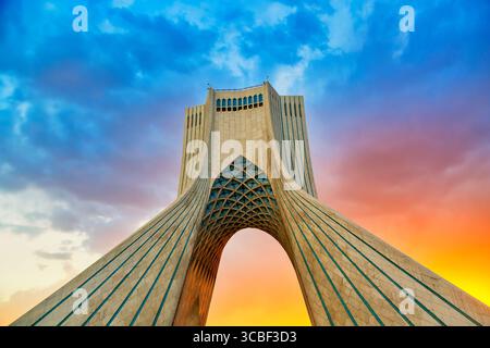 Vue sur le coucher du soleil de la Tour Azadi Freedom Tower à Téhéran, Iran. Banque D'Images