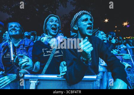 Skanderborg, Danemark. 07 août 2025. Des spectateurs vus lors d'un concert live avec la chanteuse américaine Gloria Gaynor au festival de musique danois SmukFest 2025 à Skanderborg. Crédit : Gonzales photo/Alamy Live News Banque D'Images
