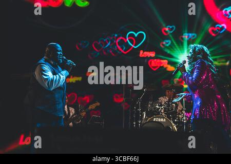 Skanderborg, Danemark. 07 août 2025. La chanteuse américaine Gloria Gaynor (R) donne un concert live lors du festival de musique danois SmukFest 2025 à Skanderborg. Crédit : Gonzales photo/Alamy Live News Banque D'Images