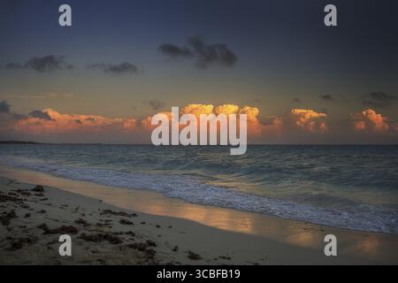 Coucher de soleil sur le nuage de tempête dans l'océan atlantique Banque D'Images