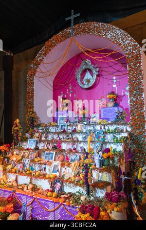 2 novembre 2018, Oaxaca de Juarez, Oaxaca, Mexique : un grand ofrenda dans le Zocalo devant la cathédrale métropolitaine pour célébrer le jour des morts à Oaxaca, Mexique. (Crédit image : © Jon G. Fuller/VW pics via ZUMA Press Wire) Banque D'Images