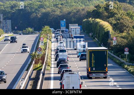 Verkehrsaufkommen auf Bundesautobahn A5, Walldorf, 08.08.2025 Dichtes Verkehrsaufkommen auf der Bundesautobahn A5 BEI Walldorf im Rhein-Neckar-Kreis am Morgen in Fahrtrichtung Heidelberg. Auf allen Fahrstreifen stauen sich Pkw, transporter, LKW und Wohnmobile im dichten Kolonnenverkehr. DAS Tempolimit von 120 km/h, gültig von 6 bis 21 Uhr, ist durch Verkehrsschilder deutlich sichtbar. Die sommerliche Reisesaison und starker Fernverkehr sorgen für zähfließenden Verkehr auf dieser wichtigen Nord-Süd-Verbindung zwischen Frankfurt und Basel. Walldorf Baden-Württemberg Deutschland *** trafic volum Banque D'Images