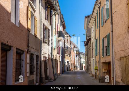 Vieilles maisons traditionnelles aux façades colorées et aux volets, dans une rue étroite de Veynes, une petite ville du département français des Hautes-Alpes Banque D'Images