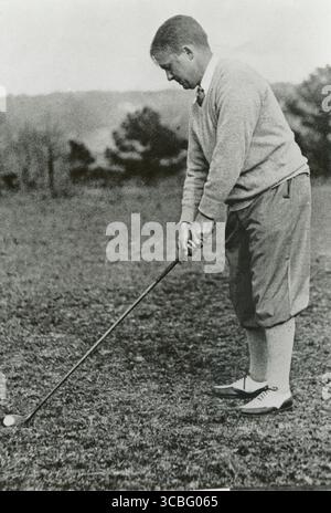 Bobby Jones Robert Tyre Jones Jr. (17 mars 1902 – 18 décembre 1971) est un golfeur amateur américain qui a été l'une des figures les plus influentes de l'histoire du sport ; il était également avocat de profession. Jones a fondé et aidé à concevoir l'Augusta National Golf Club, et a co-fondé le Masters Tournament. Banque D'Images