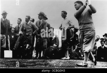 BOBBY JONES Robert Tyre Jones Jr. (17 mars 1902 – 18 décembre 1971) est un golfeur amateur américain qui a été l'une des figures les plus influentes de l'histoire du sport ; il était également avocat de profession. Jones a fondé et aidé à concevoir l'Augusta National Golf Club, et a co-fondé le Masters Tournament. Banque D'Images