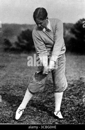 BOBBY JONES Robert Tyre Jones Jr. (17 mars 1902 – 18 décembre 1971) est un golfeur amateur américain qui a été l'une des figures les plus influentes de l'histoire du sport ; il était également avocat de profession. Jones a fondé et aidé à concevoir l'Augusta National Golf Club, et a co-fondé le Masters Tournament. Banque D'Images