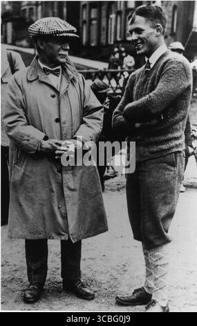 BOBBY JONES (à droite) Robert Tyre Jones Jr. (17 mars 1902 – 18 décembre 1971) était un golfeur amateur américain qui était l'une des figures les plus influentes de l'histoire du sport ; il était également avocat de profession. Jones a fondé et aidé à concevoir l'Augusta National Golf Club, et a co-fondé le Masters Tournament. Banque D'Images