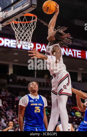 2 novembre 2022 : le garde des Gamecocks de Caroline du Sud, Zachary Davis (12 ans), tente un dunk contre les Lions de mars Hill lors de la seconde moitié du match de basket-ball de la NCAA au Colonial Life Arena à Columbia, Caroline du Sud. (Scott Kinser/Cal Sport Media) (image crédit : © Scott Kinser/CSM via ZUMA Press Wire) Banque D'Images