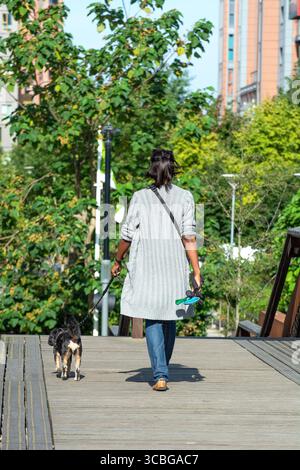 Londres, Angleterre, Royaume-Uni, 8 août 2025. Femme profite d'une promenade relaxante avec son chien le long du canal de Lea Valley dans le nord de Londres avant la vague de chaleur prévue de quatre jours en août. Les températures devraient dépasser les 30 °C à travers Londres et le Sud-est du 11 au 15 août. Crédit : Flavia Brilli/Alamy Live News Banque D'Images