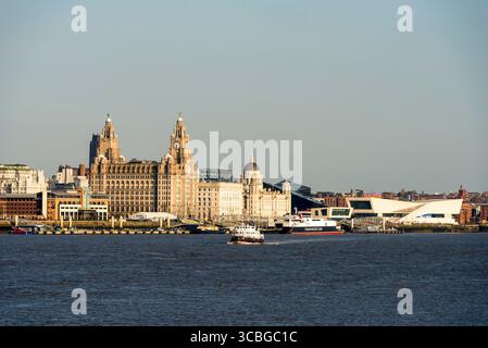 Vue rapprochée du front de mer de Liverpool avec le Royal Liver Building, le Port of Liverpool Building et les ferries sur la rivière Mersey. Banque D'Images