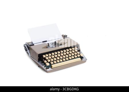 Une machine à écrire vintage sur un fond blanc avec espace de copie Banque D'Images