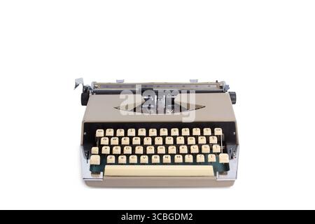 Une machine à écrire vintage sur un fond blanc dans une vue de face avec espace de copie Banque D'Images