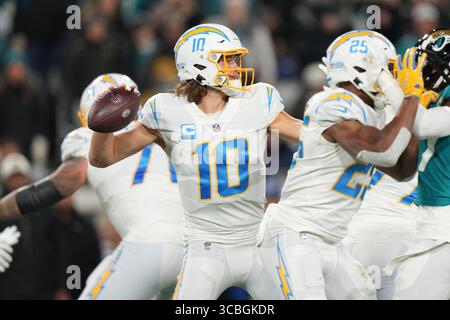 14 janvier 2023, Jacksonville, Floride, États-Unis : le quarterback Justin Herbert (10 ans) des Los Angeles Chargers fait une tentative de passe dans la circulation pendant le match des séries éliminatoires entre les Los Angeles Chargers et les Jacksonville Jaguars, samedi 14 janvier 2023 au TIAA Bank Field à Jacksonville, Floride (crédit image : © Peter Joneleit/ZUMA Press Wire) Banque D'Images