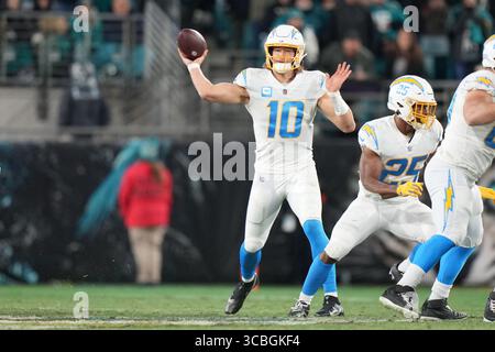14 janvier 2023, Jacksonville, Floride, États-Unis : le quarterback Justin Herbert (10 ans) des Los Angeles Chargers fait une tentative de passe lors du match des séries éliminatoires entre les Los Angeles Chargers et les Jacksonville Jaguars, samedi 14 janvier 2023 au TIAA Bank Field à Jacksonville, Floride (crédit image : © Peter Joneleit/ZUMA Press Wire) Banque D'Images
