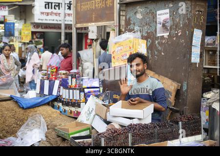 Rues de Mumbai, Masjid Bunder, Inde, petite entreprise et travailleur dans les bidonvilles, dates de tri des hommes, 06.03.2025 Banque D'Images