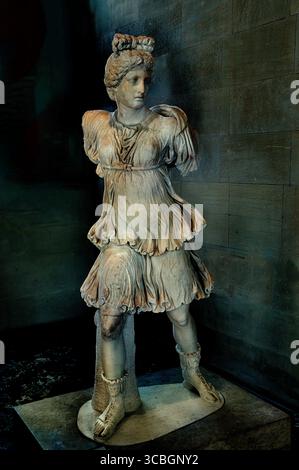 Artemis (Diana) du type Rospigliosi est une copie en marbre romain d'un original en bronze grec perdu, datant du Ier-IIe siècles de notre ère. Cette statue représente la déesse grecque Artémis, également connue sous le nom de Diane dans la mythologie romaine, et est connue pour sa représentation de la déesse dans une pose de chasse. La sculpture grecque originale en bronze est censée être du IVe siècle av. J.-C. et est attribuée au sculpteur Leochares.Louvre Museum Paris France Banque D'Images