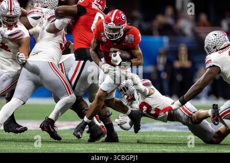 31 décembre 2022 : Georgia Running Back Kendall Milton (2) court avec le ballon lors d'un match de football NCAA entre les Buckeyes de l'État de l'Ohio et les Bulldogs de Géorgie au Mercedes-Benz Stadium d'Atlanta, en Géorgie. La Géorgie bat Ohio State 42-41. John Mersits/CSM. (Crédit image : © John Mersits/CSM via ZUMA Press Wire) Banque D'Images