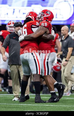 31 décembre 2022 : le joueur de ligne défensif de Géorgie Zion Logue (96) et le joueur de ligne défensif de Géorgie Jalen carter (88) célèbrent leur victoire lors d'un match de football NCAA entre les Buckeyes de l'État de l'Ohio et les Bulldogs de Géorgie au stade Mercedes-Benz d'Atlanta, en Géorgie. La Géorgie bat Ohio State 42-41. John Mersits/CSM. (Crédit image : © John Mersits/CSM via ZUMA Press Wire) Banque D'Images
