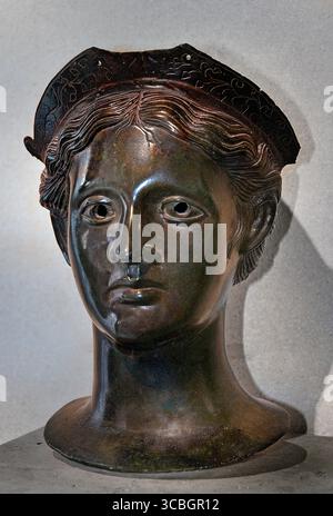 Tête de la divinité féminine déesse Bronze 3ème siècle av. J.-C. Italie étrusque Musée du Louvre Paris France Banque D'Images