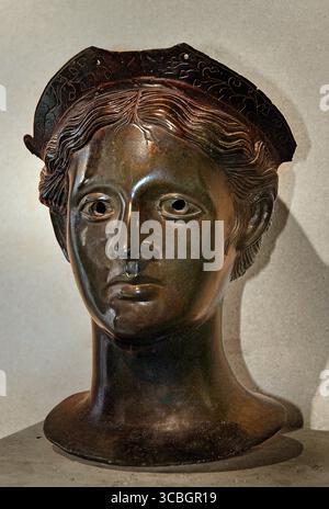 Tête de la divinité féminine déesse Bronze 3ème siècle av. J.-C. Italie étrusque Musée du Louvre Paris France Banque D'Images