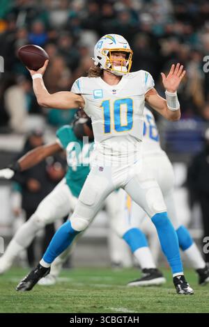 14 janvier 2023, Jacksonville, Floride, États-Unis : le quarterback Justin Herbert (10 ans) des Los Angeles Chargers fait une tentative de passe lors du match des séries éliminatoires entre les Los Angeles Chargers et les Jacksonville Jaguars, samedi 14 janvier 2023 au TIAA Bank Field à Jacksonville, Floride (crédit image : © Peter Joneleit/ZUMA Press Wire) Banque D'Images