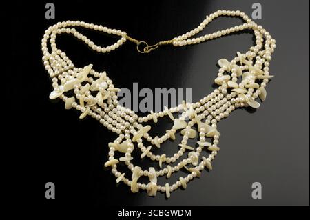 Un collier de perles artificielles avec des morceaux de nacre Banque D'Images