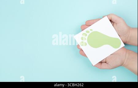 Empreinte CO2, feuilles vertes, émission de carbone, changement climatique et concept de réchauffement climatique, mode de vie durable respectueux de l'environnement Banque D'Images