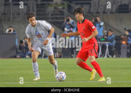 11 novembre 2022, HWASUNG, GYEONGGI, CORÉE DU SUD : 11 novembre 2022-Hwaseong, Corée du Sud-Danijel Dejan Djuric d'Islande et Yoon Jonggyu de Corée du Sud lors du match amical international présenté par Hana Bank Corée du Sud V islande au complexe sportif de Hwaseong à Hwaseong, Corée du Sud. (Crédit image : © Ryu Seung-il/ZUMA Press Wire) Banque D'Images