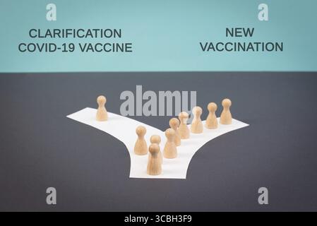 Foule de gens suivent le chemin de la nouvelle vaccination, on veut des éclaircissements sur le vaccin covid-19, la propagande, la théorie du complot, les médias et la manipulation Banque D'Images