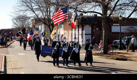 5 novembre 2022, Council Bluffs, Iowa, États-Unis : une unité du ROTC marche dans un défilé de la Journée des vétérans peu fréquenté dans le quartier historique du centre-ville de Council Bluffs, Iowa samedi 5 novembre 2022. (Crédit image : © Jerry Mennenga/ZUMA Press Wire) Banque D'Images