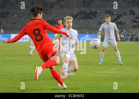 11 novembre 2022, HWASUNG, GYEONGGI, CORÉE DU SUD : 11 novembre 2022-Hwaseong, Corée du Sud-Hoskuldur Gunnlaugsson d'Islande et Paik Seungho de Corée du Sud lors du match amical international présenté par Hana Bank Corée du Sud V islande au complexe sportif de Hwaseong à Hwaseong, Corée du Sud. (Crédit image : © Ryu Seung-il/ZUMA Press Wire) Banque D'Images