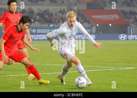 11 novembre 2022, HWASUNG, GYEONGGI, CORÉE DU SUD : 11 novembre 2022-Hwaseong, Corée du Sud-Victor Orlygur Andrasson d'Islande et Yoon Jonggyu de Corée du Sud lors du match amical international présenté par Hana Bank Corée du Sud V islande au complexe sportif de Hwaseong à Hwaseong, Corée du Sud. (Crédit image : © Ryu Seung-il/ZUMA Press Wire) Banque D'Images