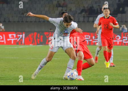 11 novembre 2022, HWASUNG, GYEONGGI, CORÉE DU SUD : 11 novembre 2022-Hwaseong, Corée du Sud-Danijel Dejan Djuric d'Islande et Paik Seungho de Corée du Sud lors du match amical international présenté par Hana Bank Corée du Sud V islande au complexe sportif de Hwaseong à Hwaseong, Corée du Sud. (Crédit image : © Ryu Seung-il/ZUMA Press Wire) Banque D'Images
