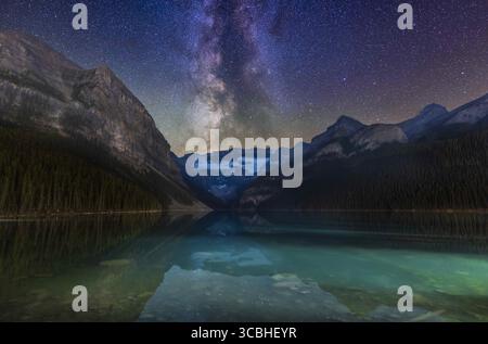 17 octobre 2022, Alberta, Canada : Galaxie et glacier ! La voie lactée au-dessus du lac Louise et du glacier Victoria alimentés par les glaciers dans le parc national Banff, en Alberta. Le Scutum Starcloud se trouve juste au-dessus du glacier Victoria, accompagné d'amas d'étoiles à Serpens et Ophiuchus. Une lueur d'air teinte le ciel au-dessus des montagnes de vert et de magenta. ..J'ai tourné ça par une belle nuit le 17 octobre 2022 depuis la promenade habituelle au bord du lac. La planification de la prise de vue a été faite avec les éphémérides (TPE) et TPE3D du photographe. ..bien qu'une scène emblématique de carte postale par jour, c'est un défi à relever Banque D'Images