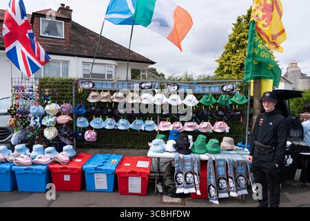 Édimbourg, Écosse, Royaume-Uni. 8 août 2025. Oasis joue le premier de 3 concerts au stade Scottish Gas Murrayfield à Édimbourg. Pic ; chapeaux de seau à vendre à l'extérieur du stade. Crédit ; Iain Masterton/Alamy Live News Banque D'Images