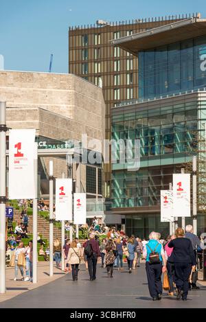 Foules marchant à travers Liverpool One à Custom House place, Liverpool, par un après-midi de printemps lumineux dans le quartier commerçant animé de la ville. Banque D'Images