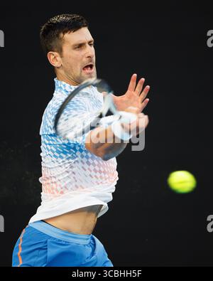 27 janvier 2023 : 4e Seed NOVAK DJOKOVIC de Serbie en action contre TOMMY PAUL des États-Unis sur Rod laver Arena dans un match de demi-finale en simple masculin le jour 12 de l'Open d'Australie 2023 à Melbourne, Australie. Sydney Low/Cal Sport Media (crédit image : © Sydney Low/CSM via ZUMA Press Wire) Banque D'Images
