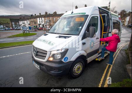 Ruth Emerson, âgée de 76 ans, embarque dans le Little White bus à Reeth, dans le Haut-Swaledale, pour se rendre à Richmond, dans les Yorkshire Dales, au Royaume-Uni. Banque D'Images