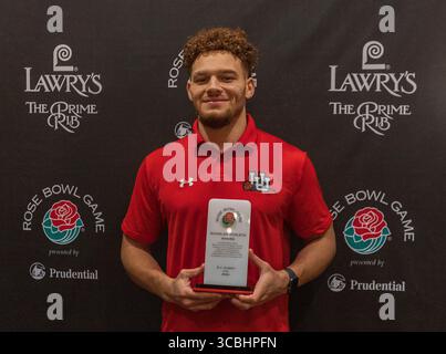 29 décembre 2022, Beverly Hills, Californie, USA : 11 R.J. Hubert, S des Utah Utes pose avec son prix d'athlète Scholar lors du Beef Bowl du Lawryâ€™s le jeudi 29 décembre 2022 à Beverly Hills, Californie. Les Nittany Lions de Penn State affronteront les Utah Utes au Rose Bowl le 2 janvier 2023. JAVIER ROJAS/PI. (Crédit image : © Prensa Internacional via ZUMA Press Wire) Banque D'Images