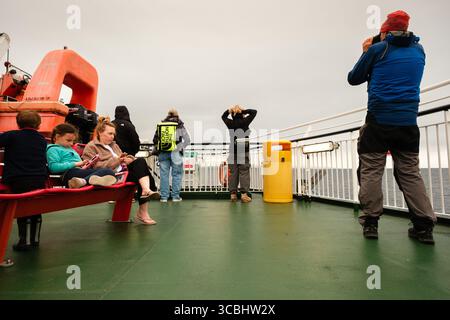 Les passagers se détendent et visitent le pont à bord du ferry Loch Seaforth qui traverse le Minch entre le continent écossais et l'île de Lewis. Banque D'Images