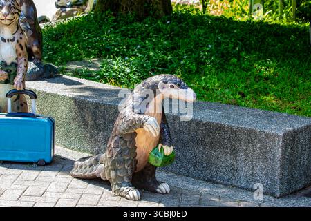 taipei taiwan 2 juin 2025 : dans la zone des animaux de Formosan du zoo de Taipei, une statue de dessin animé du pangolin taïwanais se dresse de manière ludique. Il aide à élever les lauréats Banque D'Images