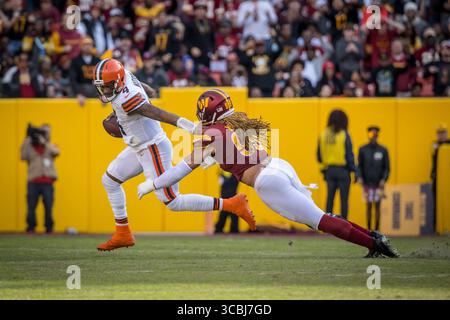 1er janvier 2023 : le quarterback des Browns de Cleveland Deshaun Watson (4) échappe au sac de la défensive des commandants de Washington Chase Young (99) pendant le match entre les Browns de Cleveland et les Commanders de Washington à Landover, MD. Photographe : Cory Royster (crédit image : © Cory Royster/CSM via ZUMA Press Wire) Banque D'Images