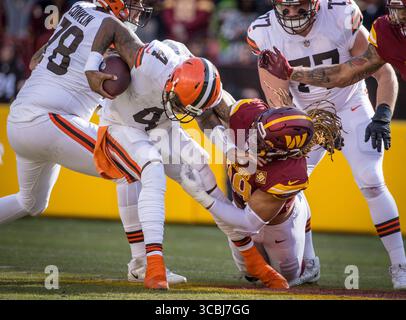1er janvier 2023 : le quarterback des Browns de Cleveland Deshaun Watson (4) échappe au sac de la défensive des commandants de Washington Chase Young (99) pendant le match entre les Browns de Cleveland et les Commanders de Washington à Landover, MD. Photographe : Cory Royster (crédit image : © Cory Royster/CSM via ZUMA Press Wire) Banque D'Images