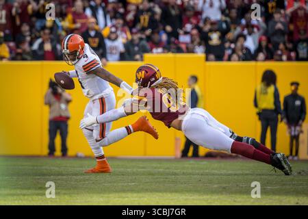 1er janvier 2023 : le quarterback des Browns de Cleveland Deshaun Watson (4) échappe au sac de la défensive des commandants de Washington Chase Young (99) pendant le match entre les Browns de Cleveland et les Commanders de Washington à Landover, MD. Photographe : Cory Royster (crédit image : © Cory Royster/CSM via ZUMA Press Wire) Banque D'Images