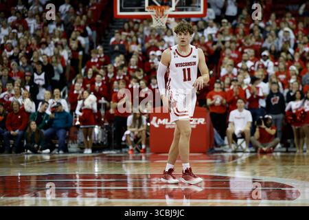 15 novembre 2022 : les Badgers du Wisconsin gardent Max Klesmit (11 ans) pendant le match de basket-ball de la NCAA entre les Green Bay Phoenix et les Badgers du Wisconsin au Kohl Center de Madison, WISCONSIN. Darren Lee/CSM (crédit image : © Darren Lee/CSM via ZUMA Press Wire) Banque D'Images