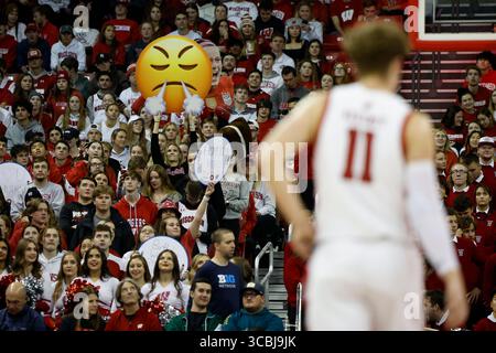 15 novembre 2022 : les Badgers du Wisconsin gardent Max Klesmit (11 ans) pendant le match de basket-ball de la NCAA entre les Green Bay Phoenix et les Badgers du Wisconsin au Kohl Center de Madison, WISCONSIN. Darren Lee/CSM (crédit image : © Darren Lee/CSM via ZUMA Press Wire) Banque D'Images