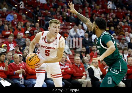 15 novembre 2022 : L'attaquant des Badgers du Wisconsin Tyler Wahl (5 ans) lors du match de basket-ball de la NCAA entre le Phoenix de Green Bay et les Badgers du Wisconsin au Kohl Center de Madison, WISCONSIN. Darren Lee/CSM (crédit image : © Darren Lee/CSM via ZUMA Press Wire) Banque D'Images